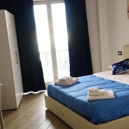 Bed and breakfast Holiday Garibaldi Napoli Extérieur photo