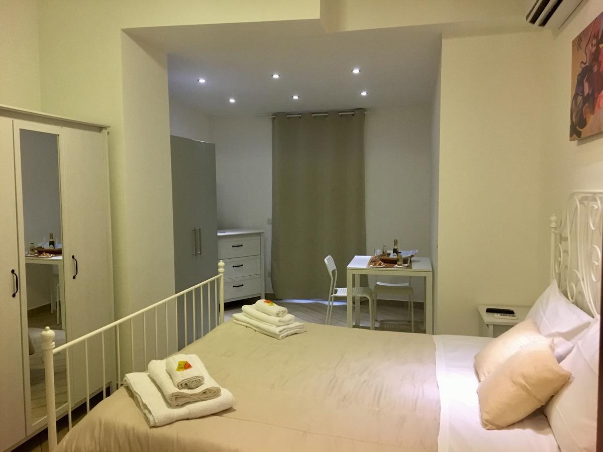 Bed and breakfast Holiday Garibaldi Napoli Extérieur photo